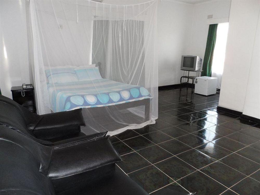 Skinny Hippos Lodge Mangochi Exteriör bild