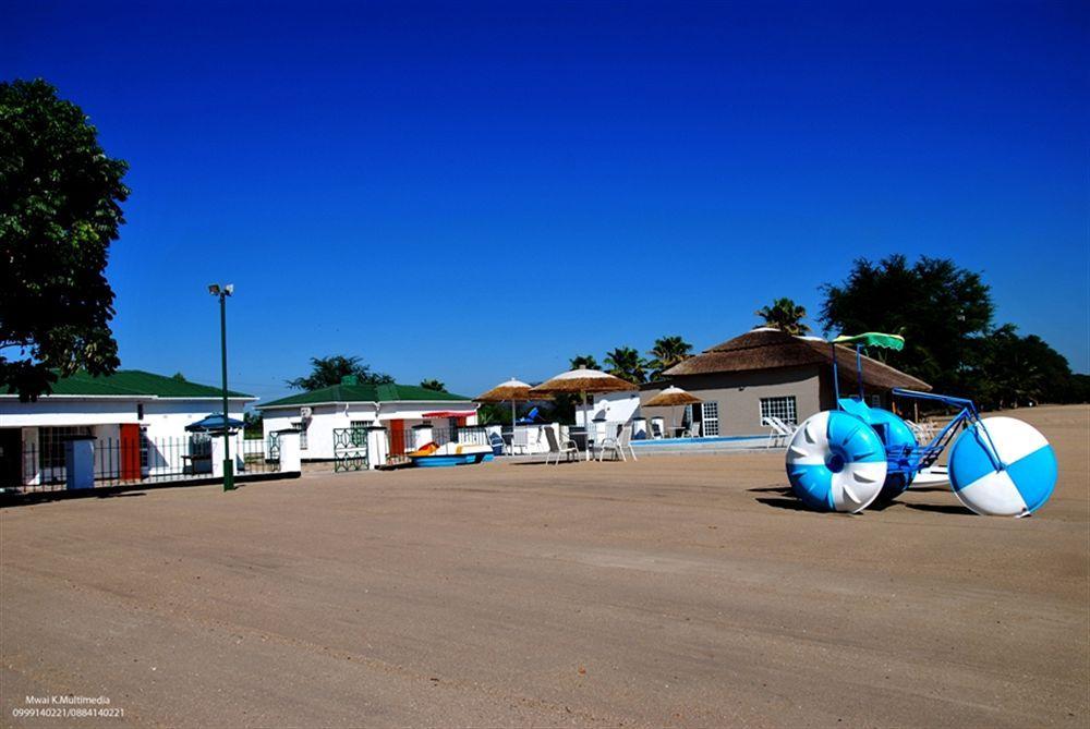Skinny Hippos Lodge Mangochi Exteriör bild